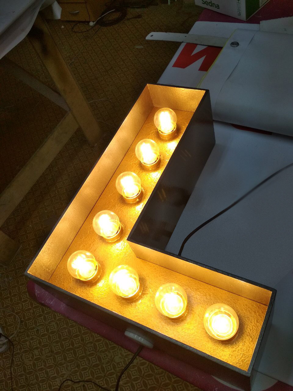 Металлическая интерьерная вывеска с контражурной подсветкой на дистанционных держателях Интерьерные вывески